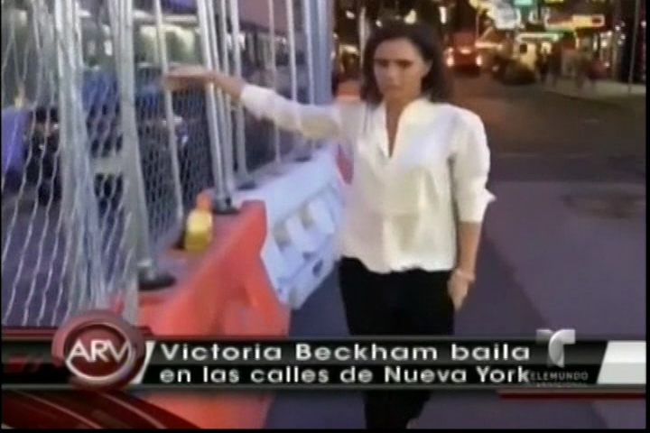 Victoria Beckham Lanza Su Nueva Colección En La Semana De La Moda Y Los Celebra Bailando Stayin’ Alive De The Bee Gees En Las Calles De NY