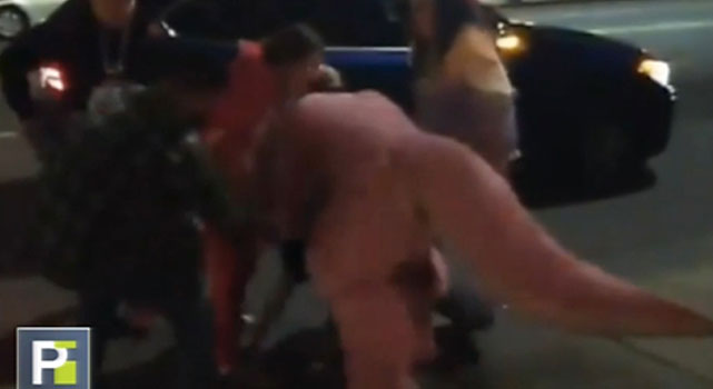 Un Dinosaurio Un Tigre Y Un Vaquero Salvan Una Mujer Que Era Agredida