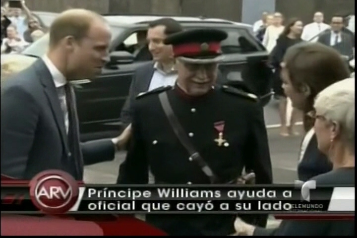 El Príncipe Williams, Ayudó A Un Oficial Que Cayó Al Suelo Al Tropezar
