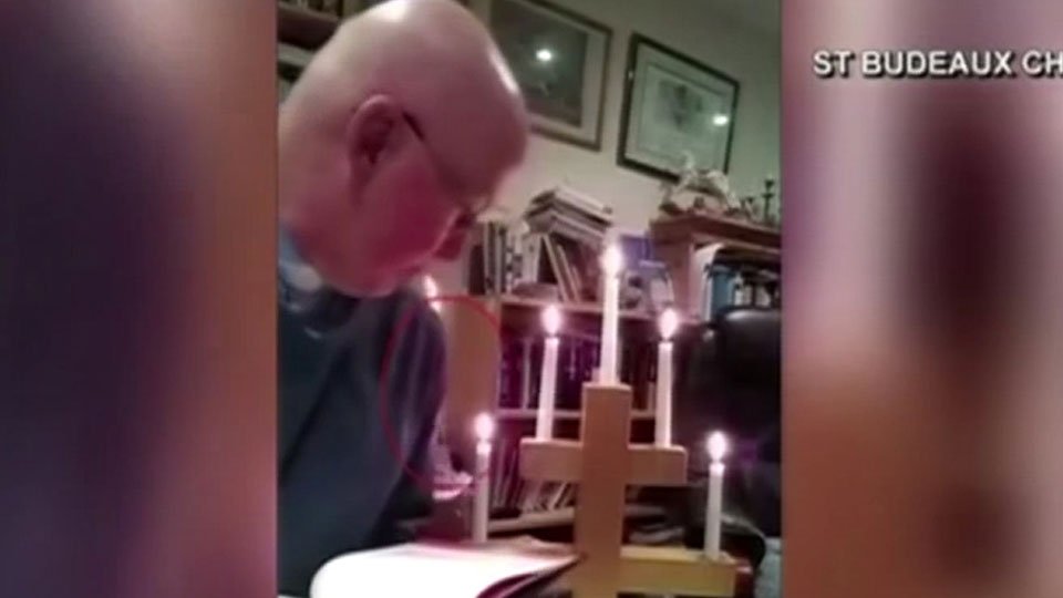 Cura Se Prende En Fuego Dando Una Misa En Línea