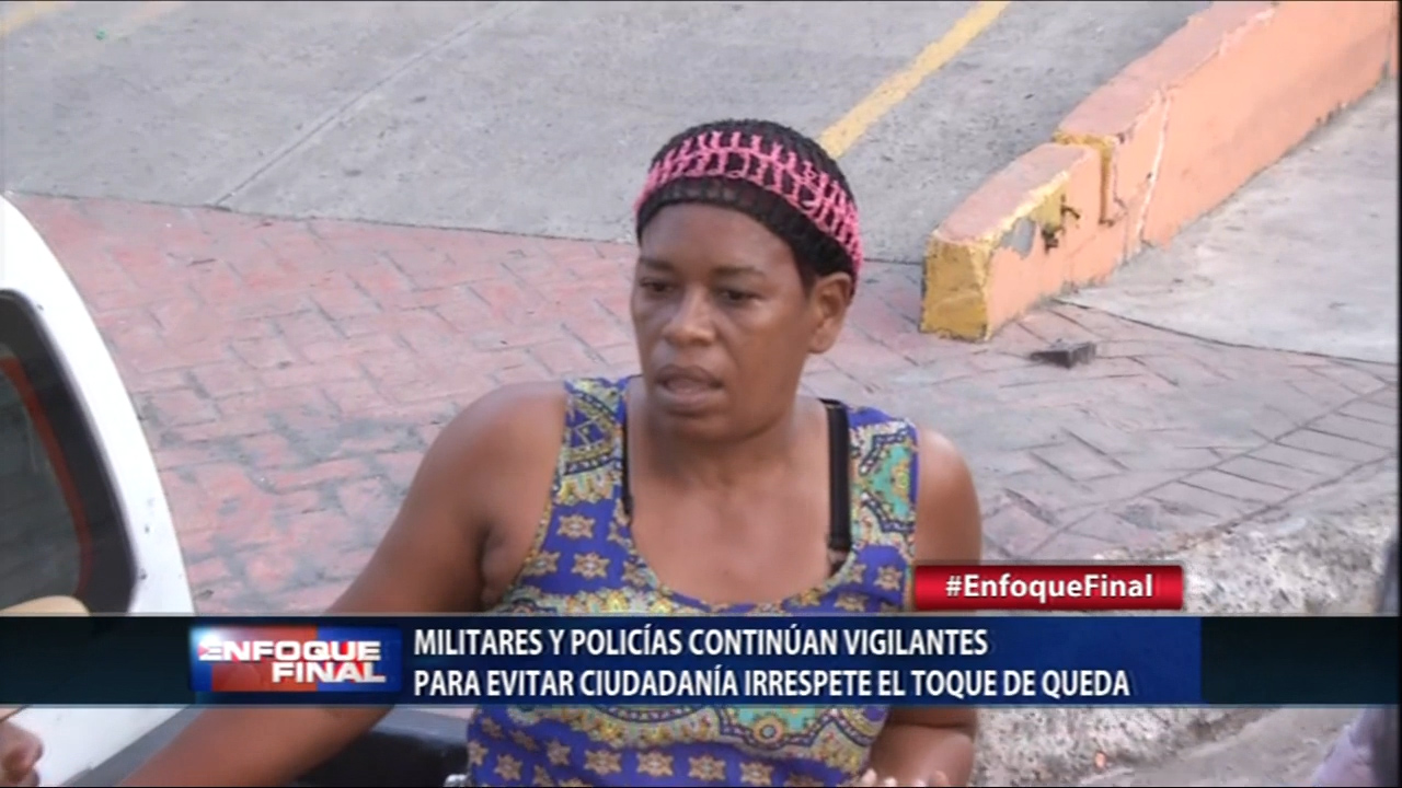 Mujer Es Apresada En El Toque De Queda Por Defender Unas Sillas