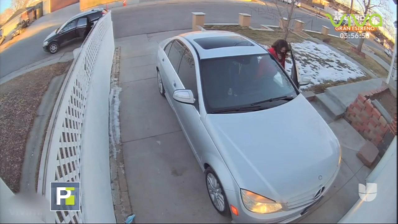 Cámara De Seguridad Capta El Momento En Que Roban Un Carro Y Los Dueños Salen A Pelear