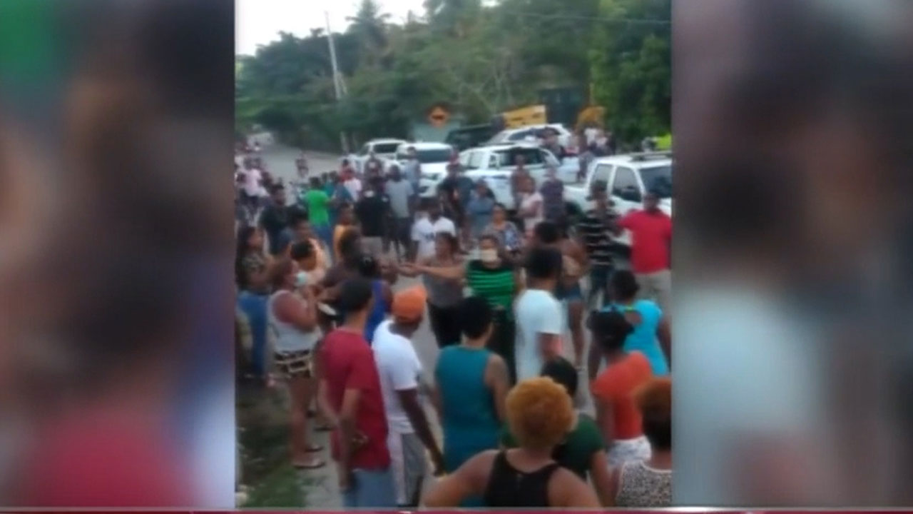 DICAN Intenta Apresar Uno Y Todo El Barrio Se Tira A La Calle En Pleno Toque De Queda