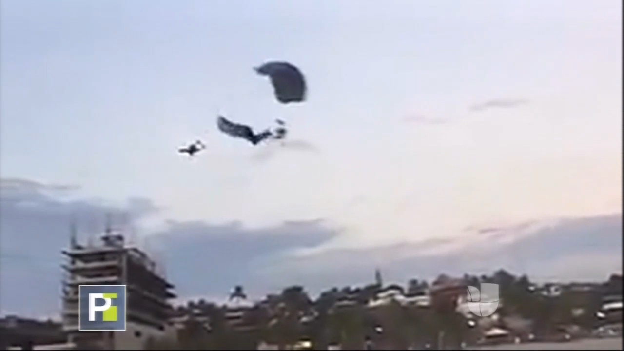 Impactante El Momento Cuando Dos Paracaidistas Chocaron En El Aire