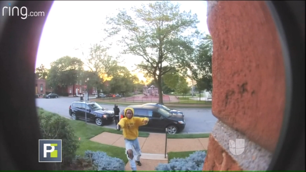 Hombre Vio Vehículo Que Se Estacionó Frente A Su Casa, Y Un Diablillo Armado Corrió Sobre Él