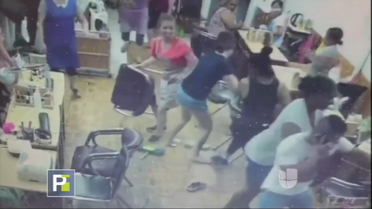 En Este Salón No Se Va A Chismorrear, Se Entran A Golpes Y Escobazos