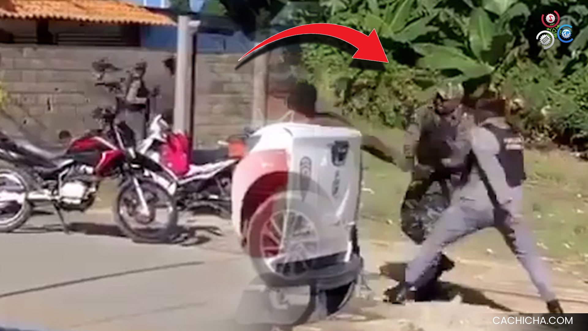 Agentes De La Policía Nacional Y Motoristas Se Enfrentan A Golpes