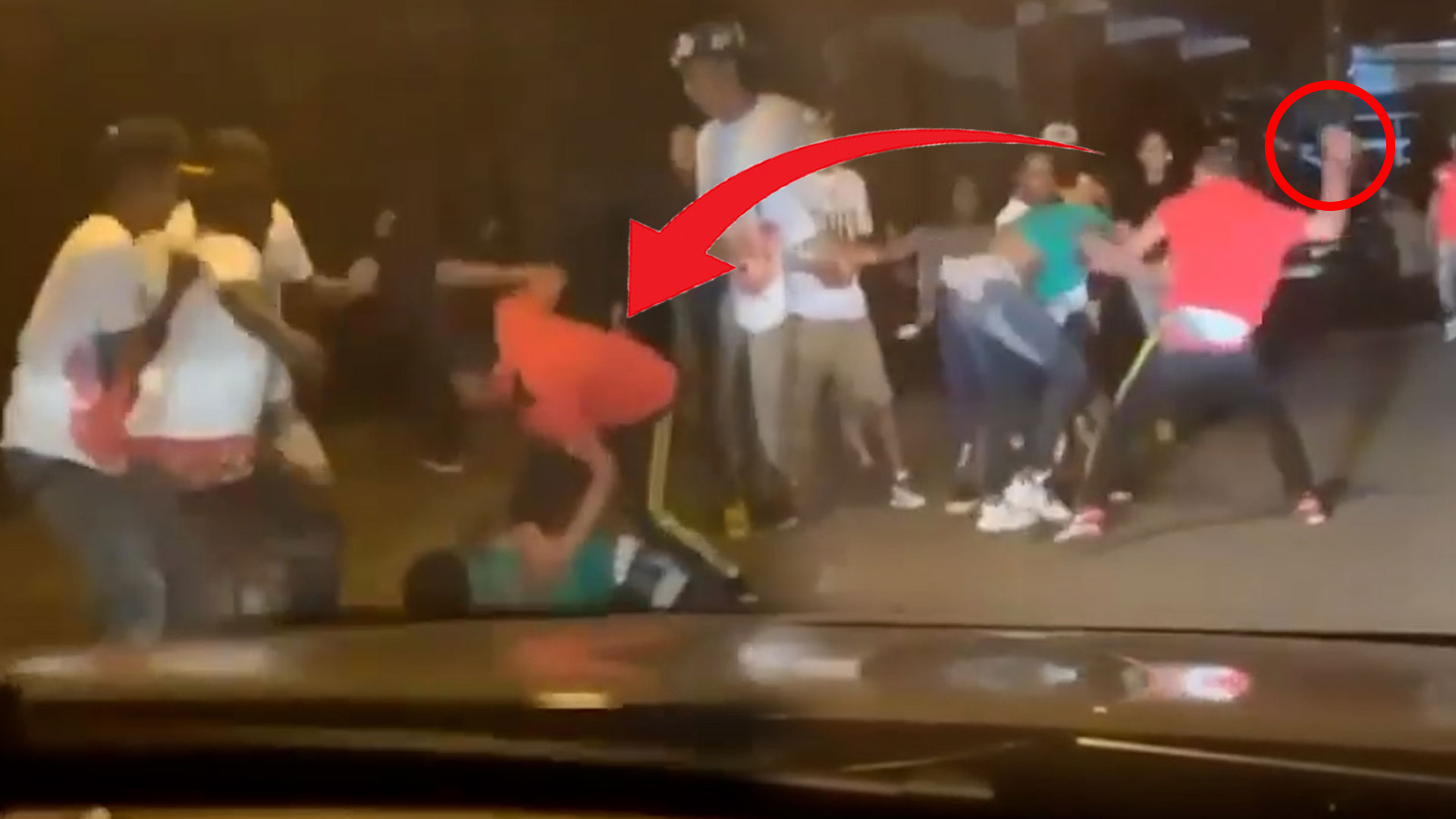 (VÍDEO DELICADO) Momento Donde Se Arma Un Pleito Y Un Grupo De Personas Le Entraron A Estocadas A Un Joven