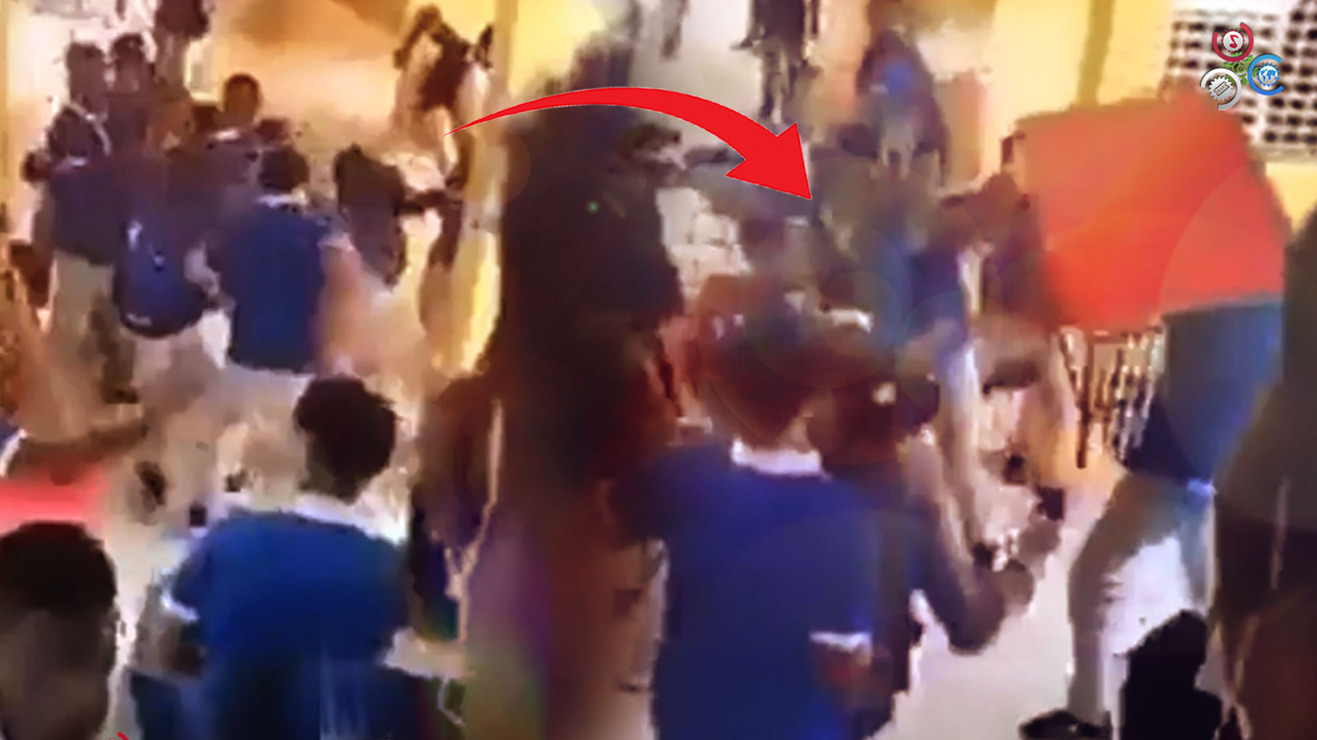 Queda Captado En Video Cuando Un Grupo De Estudiantes Se Van Al “bollo” Por Una Chica