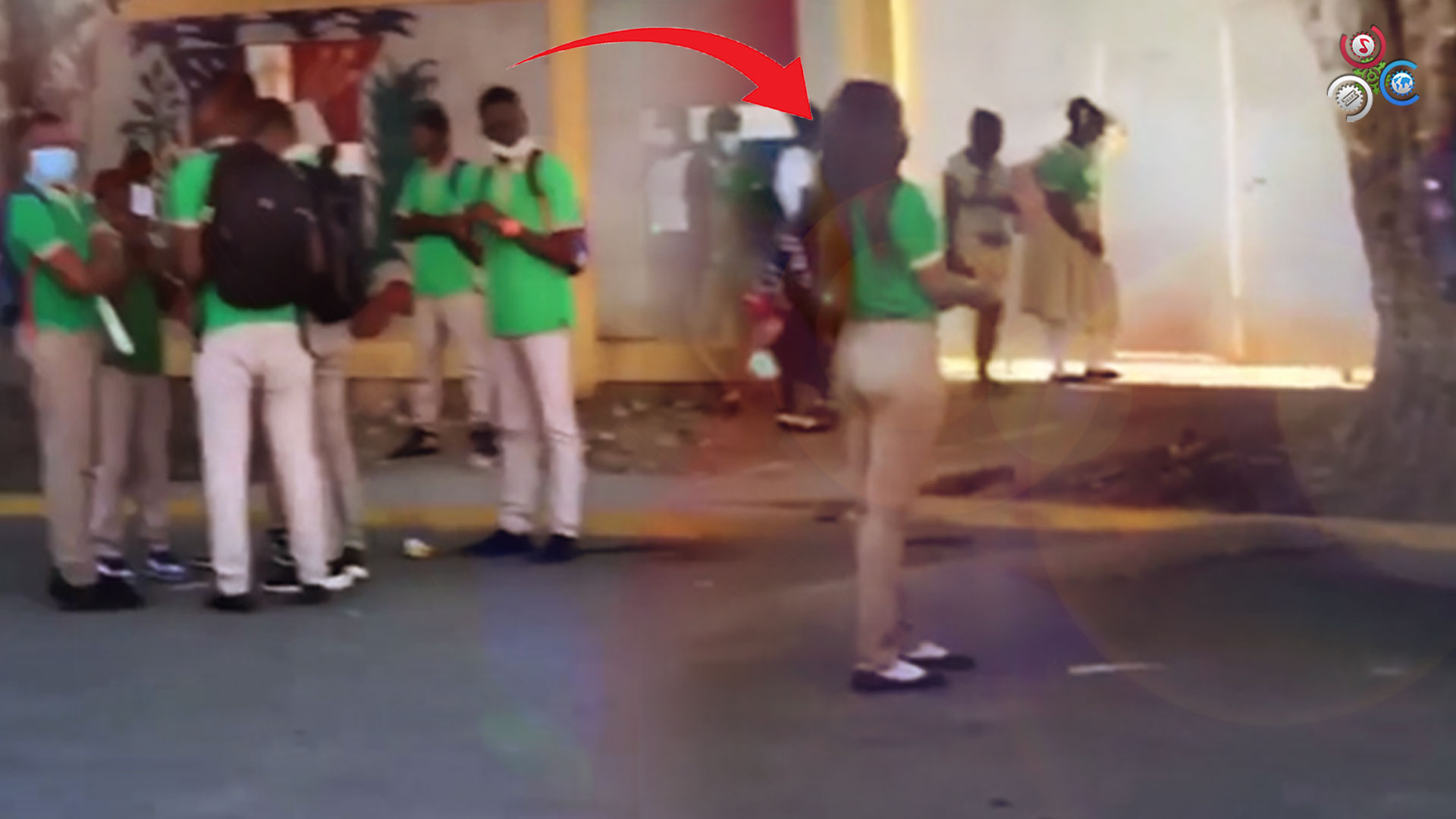 Estudiantes De Una Escuela De SFM Denuncian Que Perdieron Clases Porque La Directora No Los Dejó Entrar