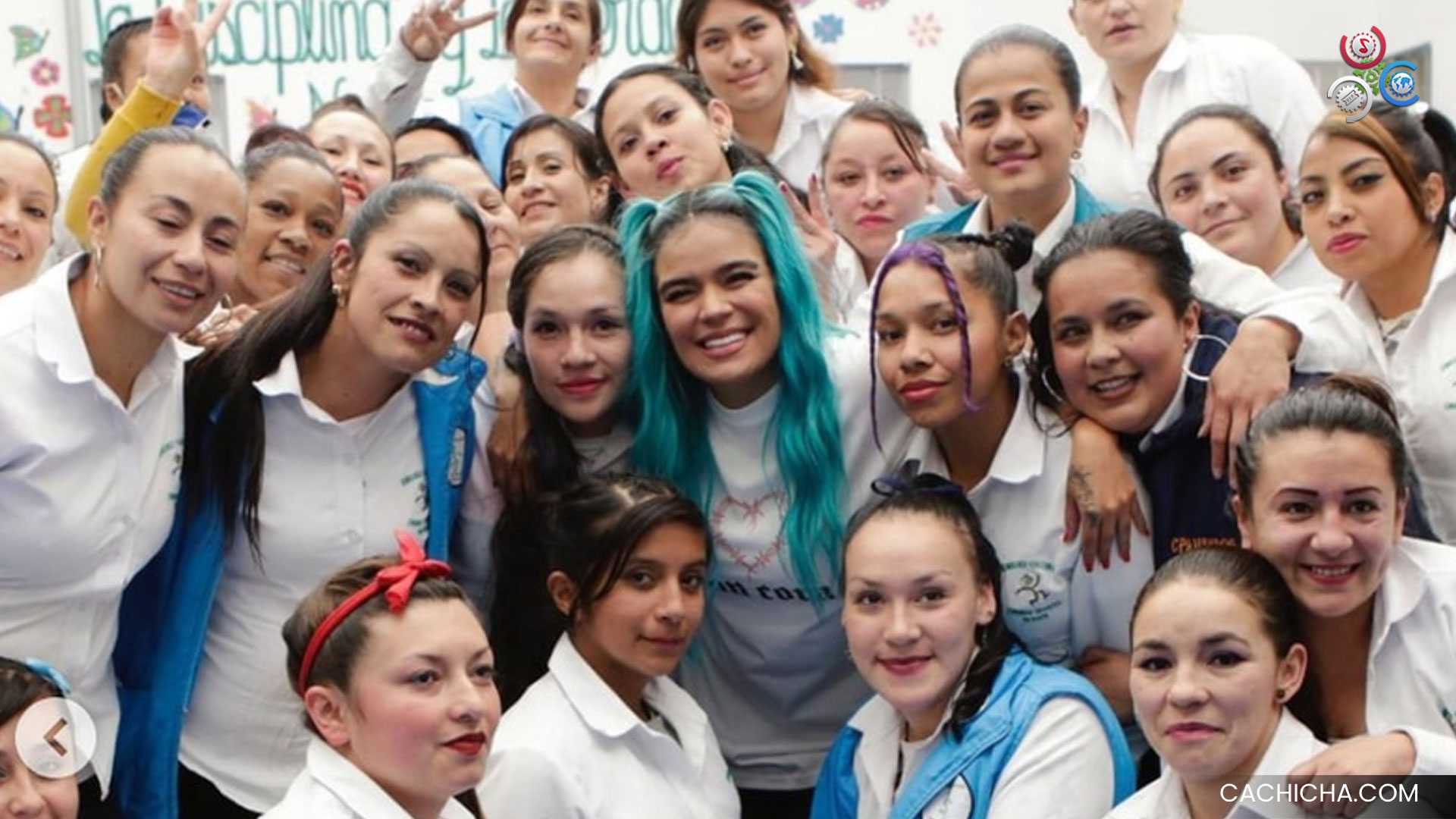 Karol G Le Brinda Cariño A Las Presas Del “Buen Pastor” Y Canta Sus Canciones