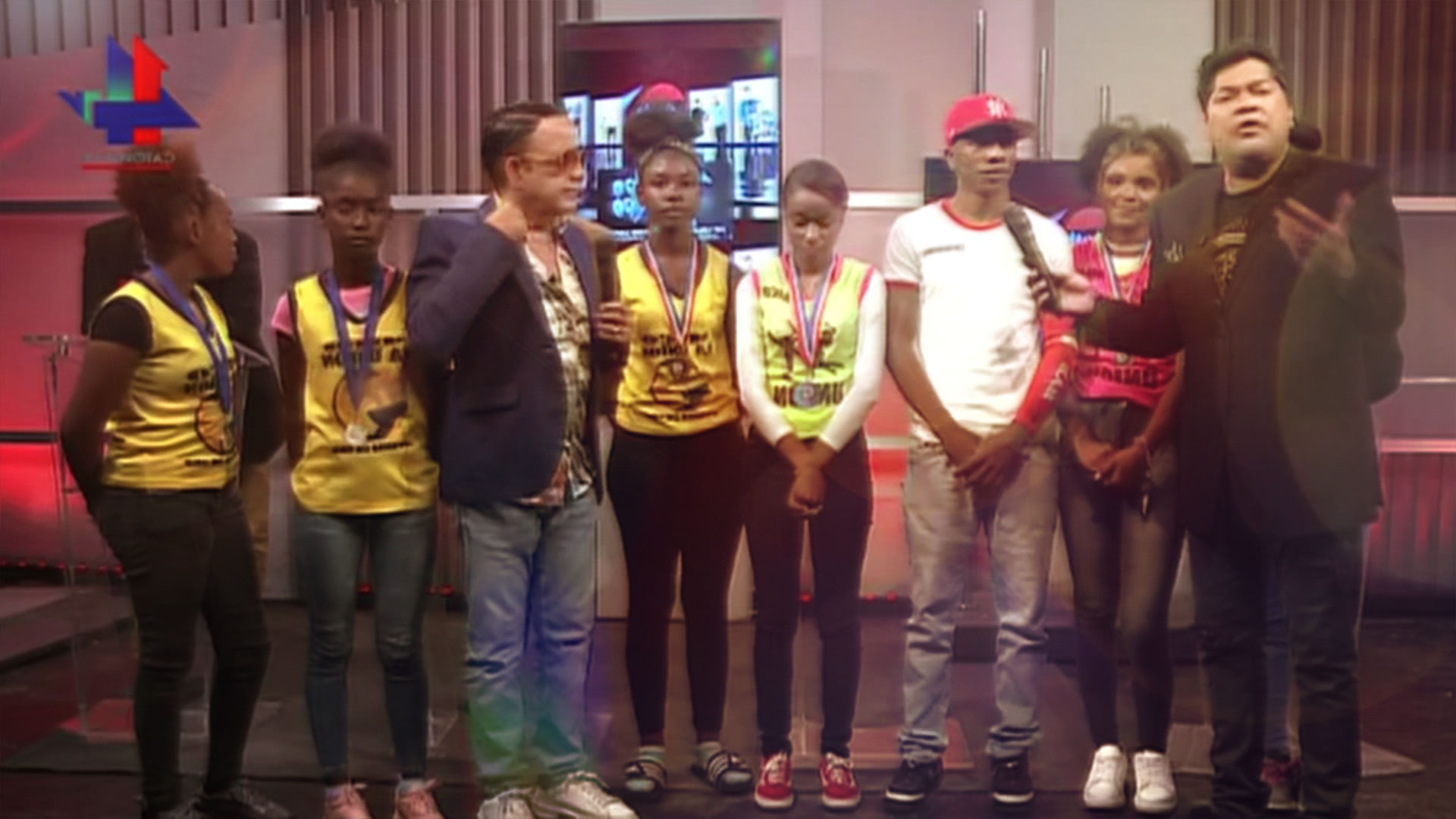 El Pachá: Isla De Oro De La Mano De Juan Santos Y Frank Reyes, Ayudan Deportista Para Viaje A Colombia Con Estadías