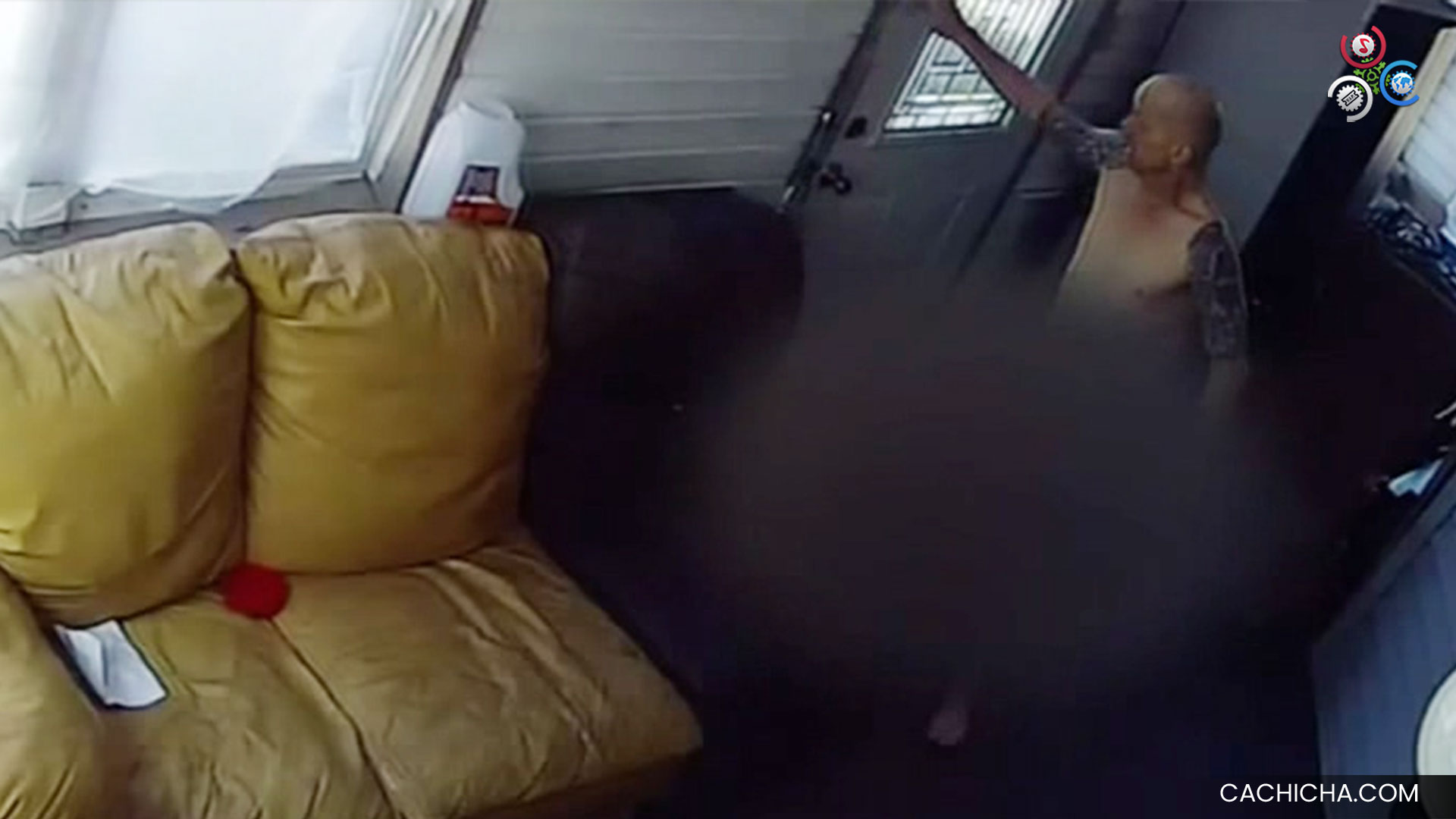 Hombre Entra Desnudo A La Casa De Su Vecina Y Se Recuesta A Su Lado Mientras Ella Duerme