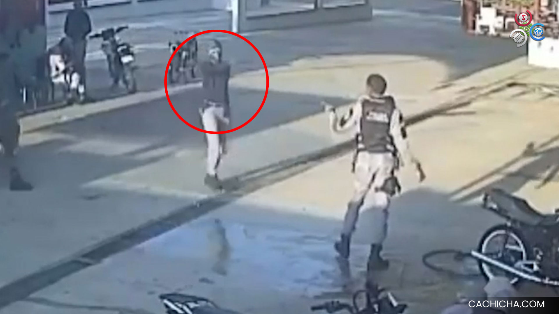 Agentes De La PN Se Enfrentan A Golpes Por Lo Que Aparenta Ser Un Intercambio De Palabras