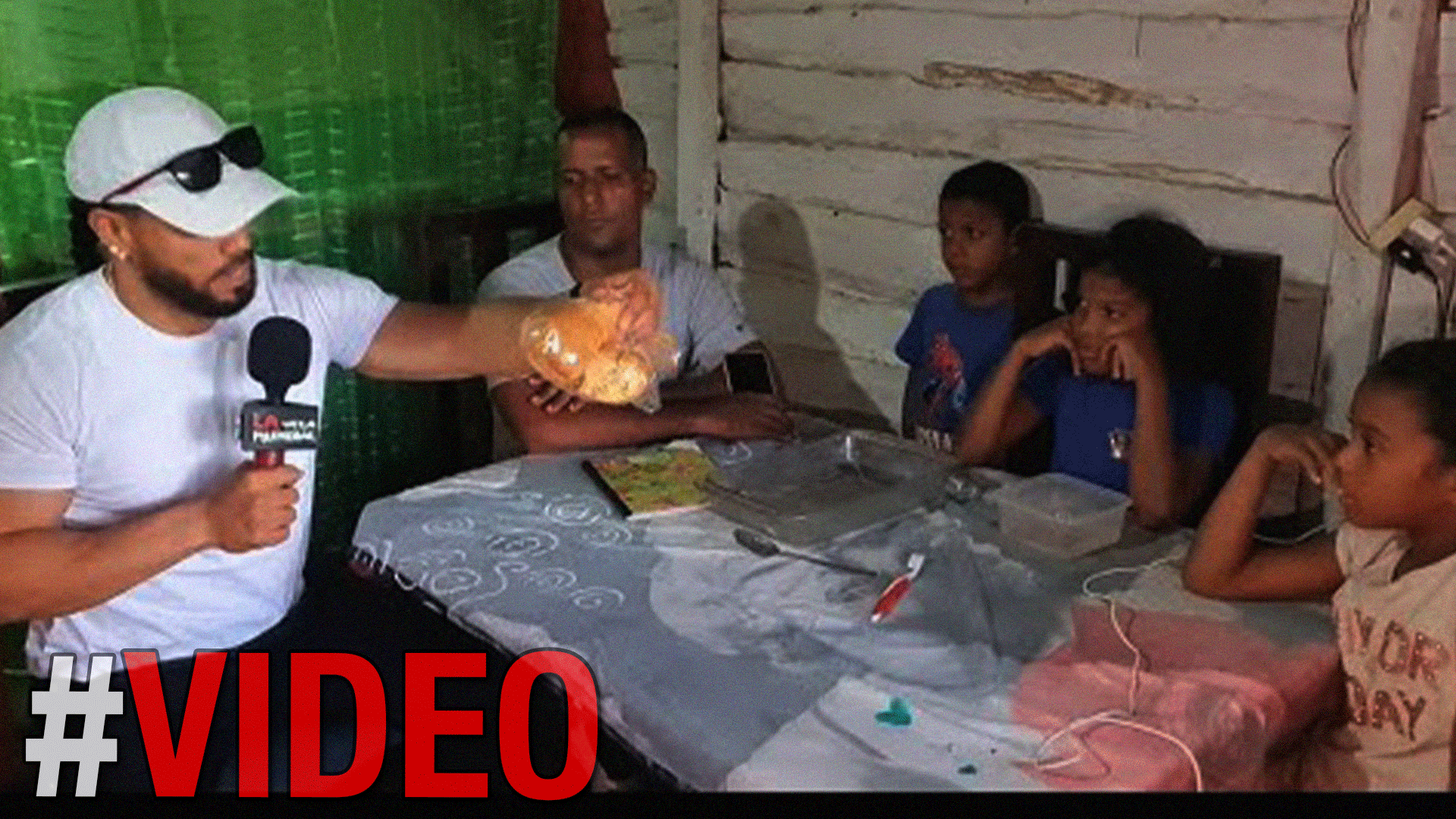 ¡Increíble! | Pan Con Refresco Fue Su Cena El Día De Nochebuena