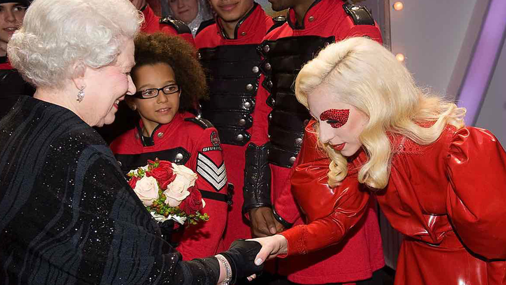 ¡Mira Cuáles Fueron Los Famosos Reconocidos Por La Reina Isabel II!