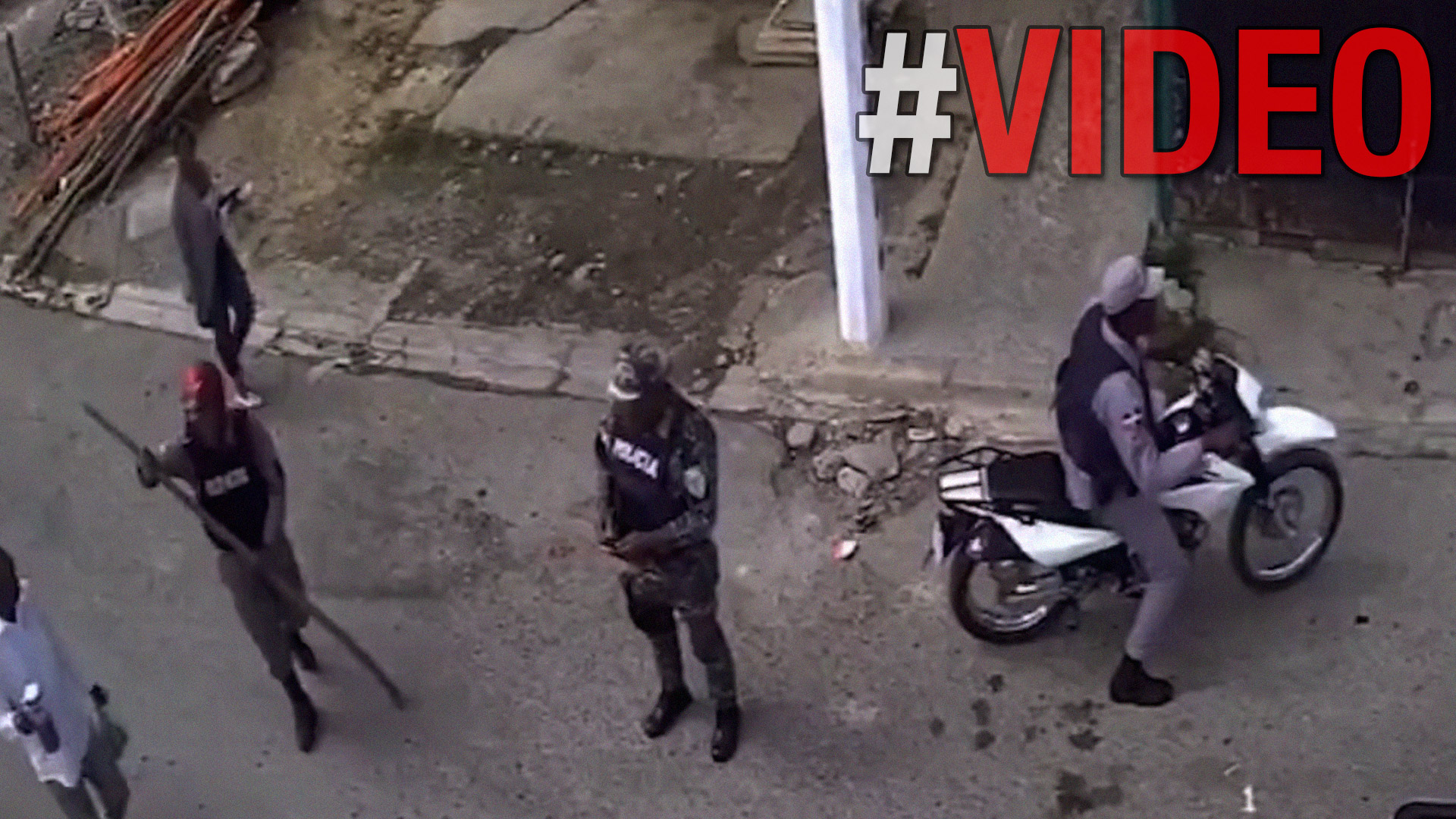 Policías Le Caen A Palos A Una Cámara De Seguridad | Video