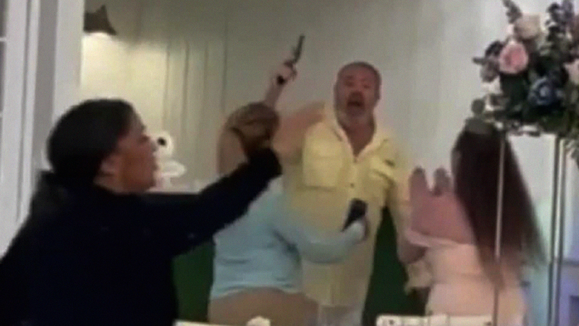 Fiesta De Boda Termina A Punta De Pistola Por El Propietario Del Local | Primer Impacto