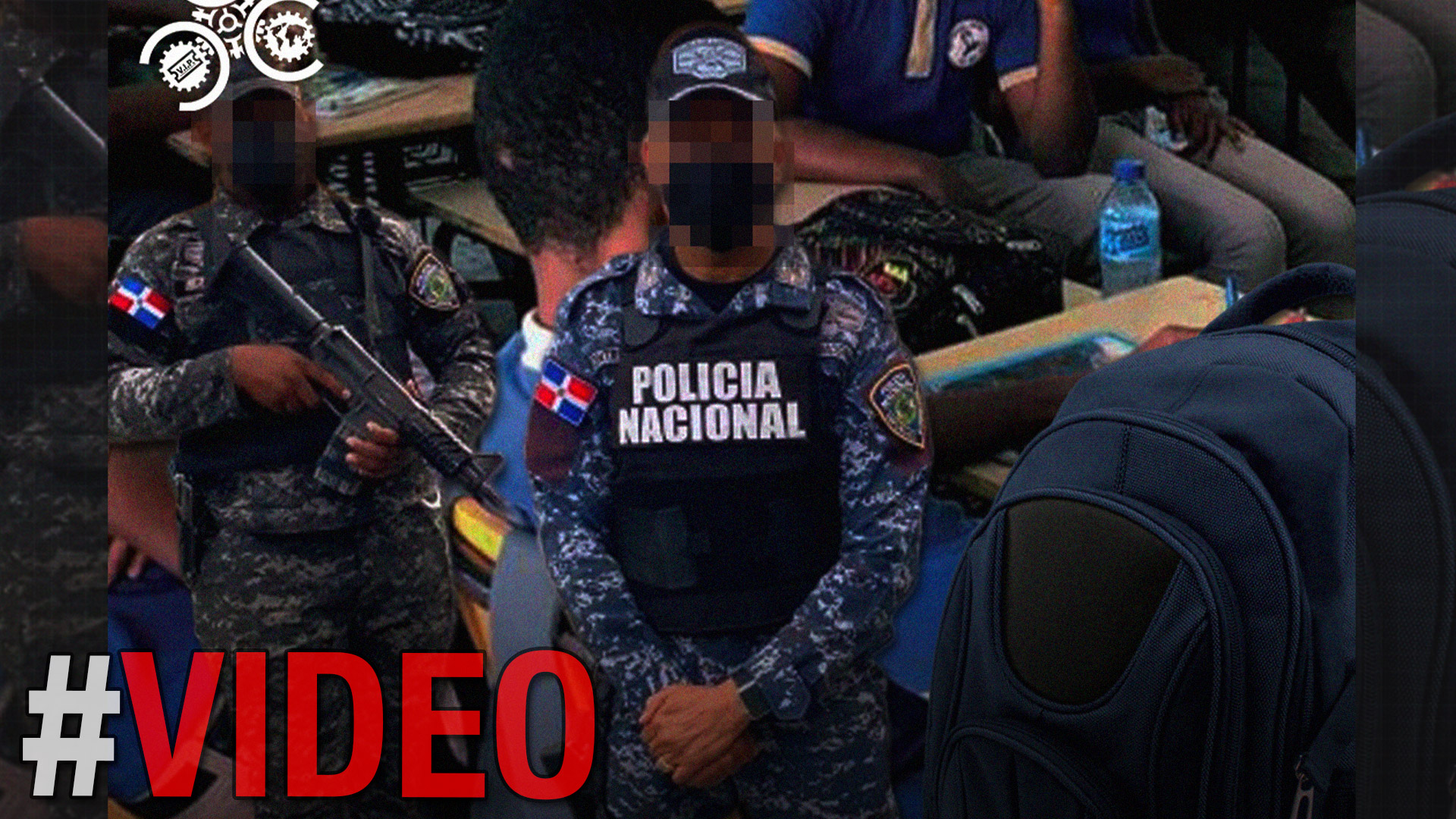 Agentes De La Policía Nacional revisan Las Mochilas De Estudiantes en Una Escuela De Los Guaricanos