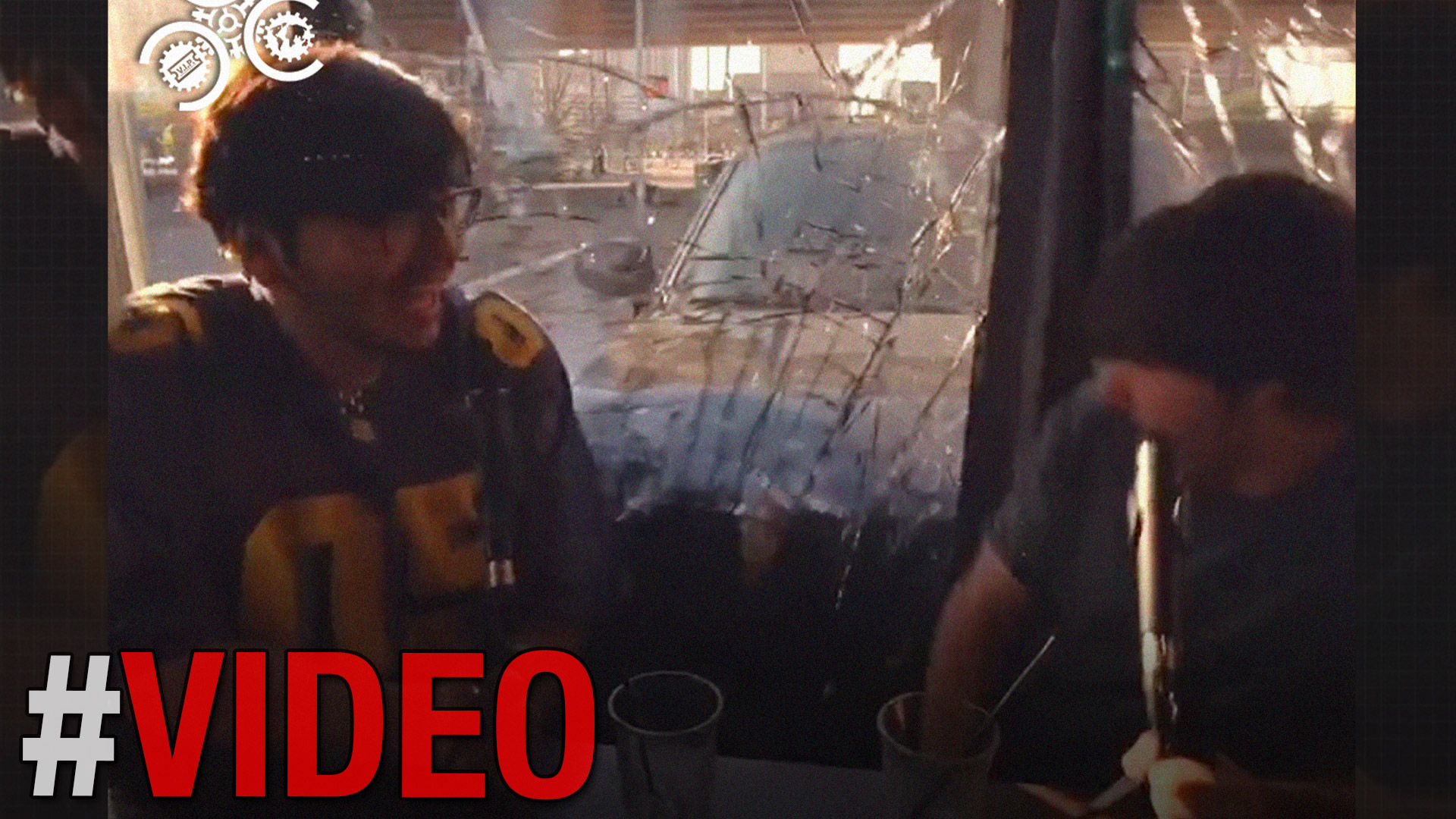 Un Auto Atropella Dos Jóvenes Que realizaban Un Pódcast Dentro De una Cafetería | Video