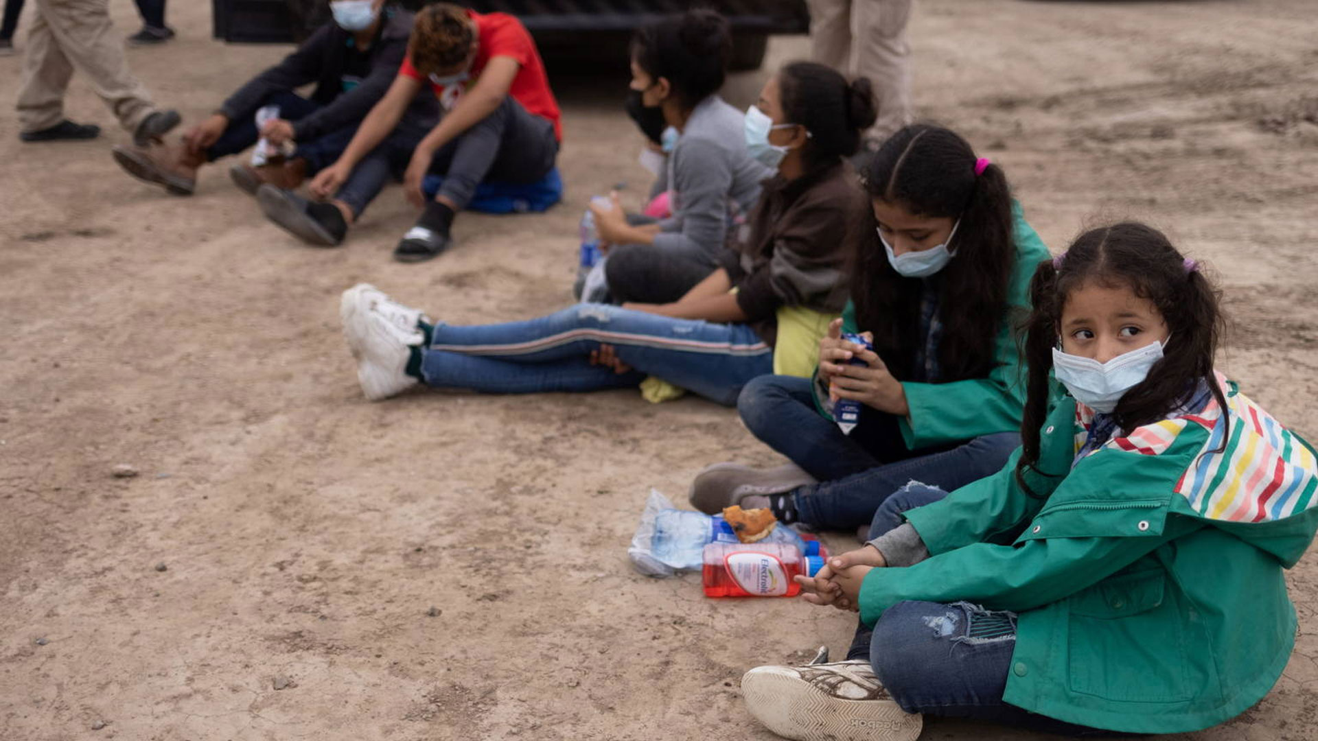 “Con El Dolor De Mi Alma Las Dejé Ahí”  Abandonó A Sus Hijas Para Que Tengan Una Mejor Vida 