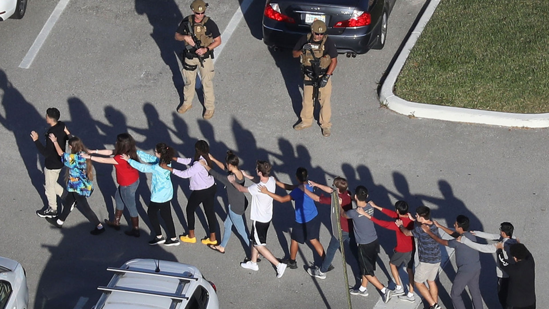 Padres Una Víctima De Una Masacre Lazan Video Para Que Los Jóvenes Sigan Estudiando En Casa 