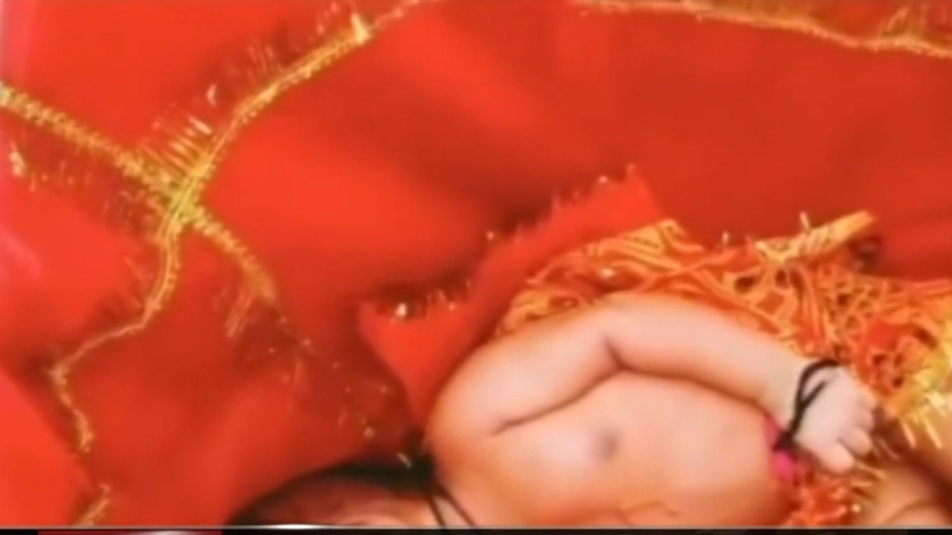 Abandonada A Su Suerte Encuentran A Una Bebé Flotando A Las Orillas De Un Río En La India 