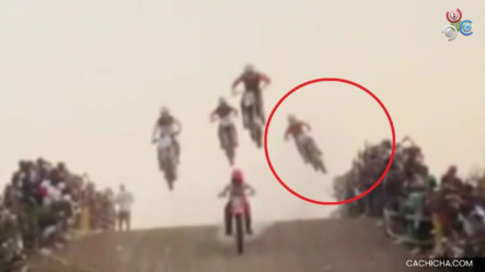 Moto Cross Aterriza Encima De Un Grupo De Personas Y Deja Un Muerto En Perú