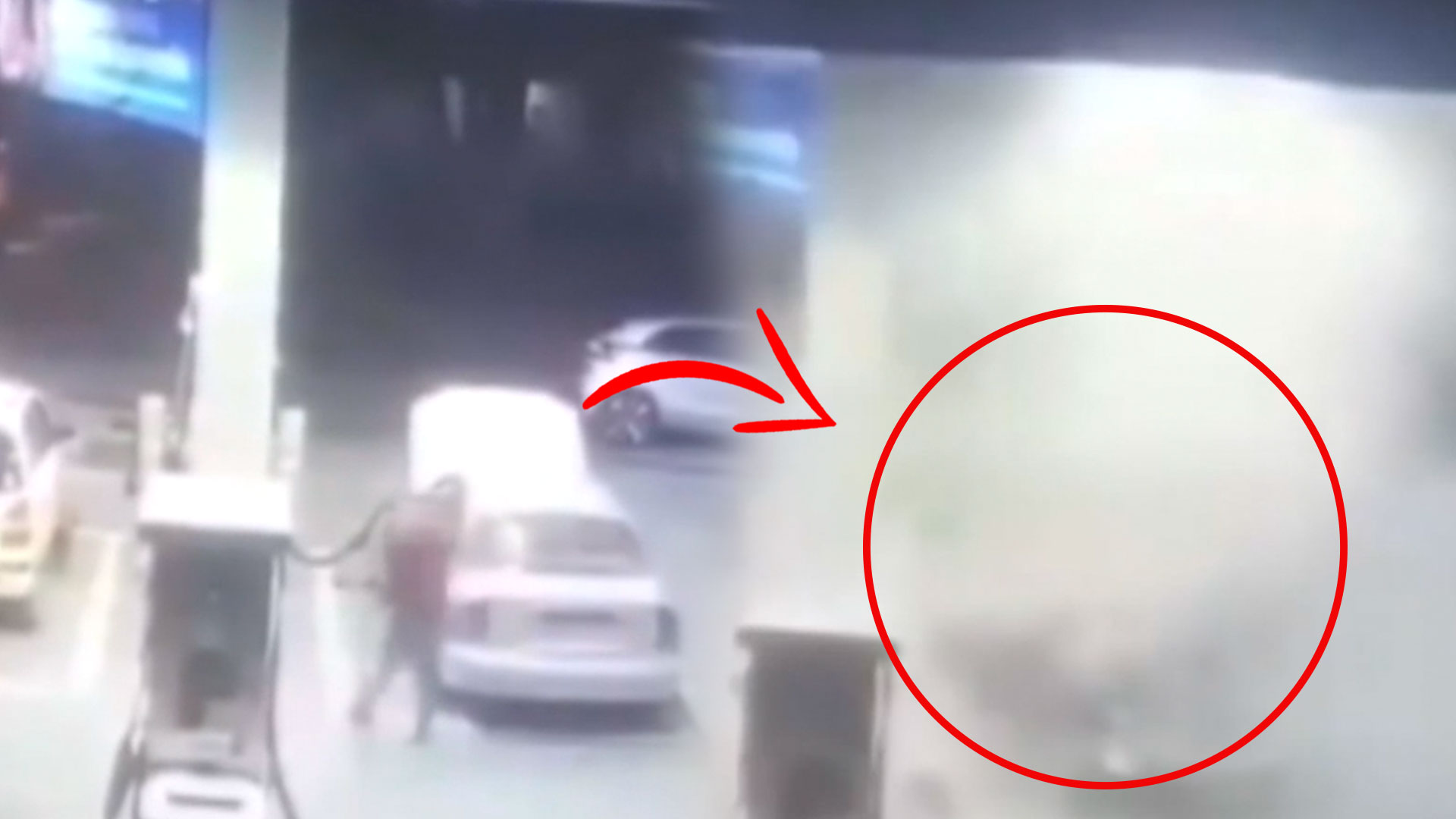 Momento Exacto En Que Un Auto Explota En Una Gasolinera