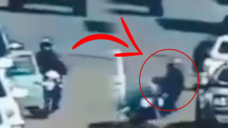 Hombre Mientras Conduce La Motocicleta Choca Contra La Puerta De Un Auto ¡Mira Lo Que Pasó!
