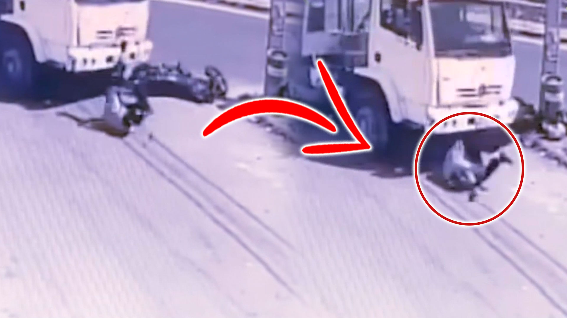 Cámara Capta El Momento Exacto En Que Un Camión Se Lleva Un Motorista