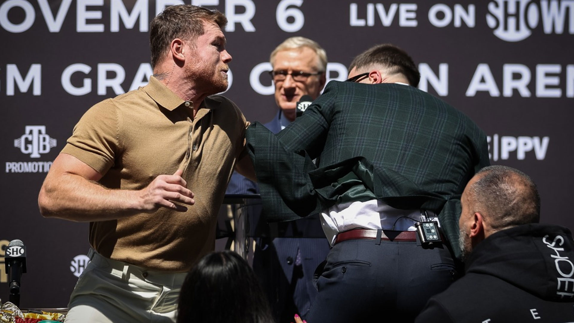 Canelo Y Plant Se Dan “un Par De Trompadas” En Rueda De Prensa antes De Su Pelea