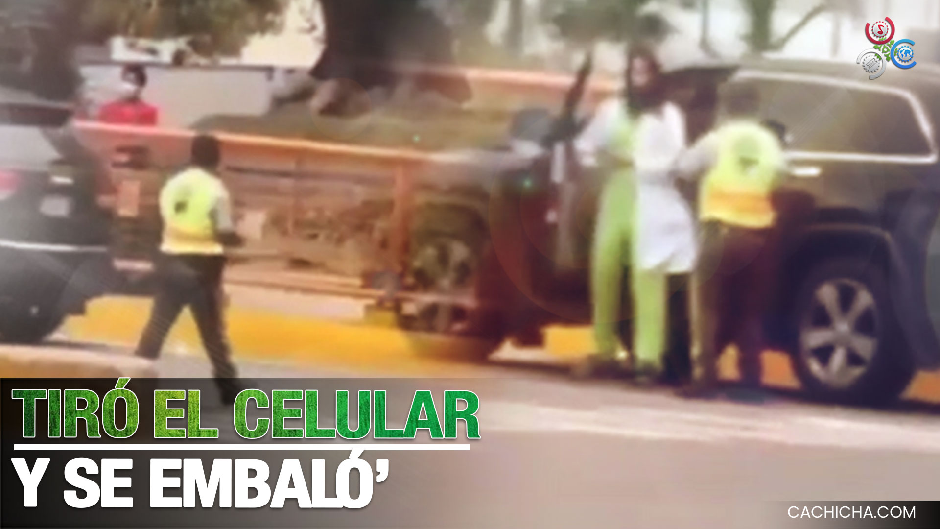 Mujer Le Quita Celular A Agente DIGESETT Mientras La Grababa, Lo Tira Y Sale Huyendo