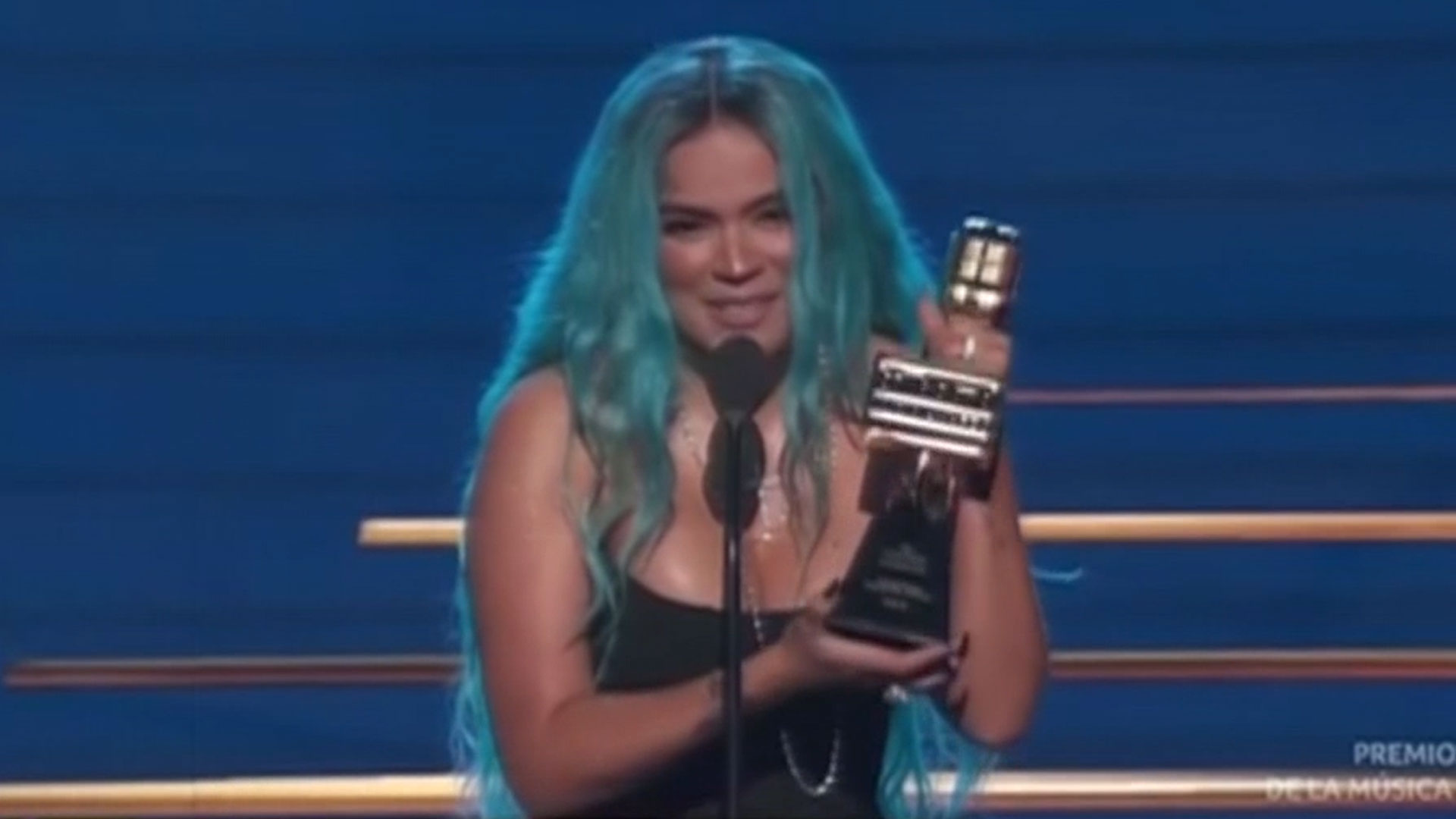 Karol G Gana El Premio Como Artista Femenina Del Año En Los Latín Billboard 2021