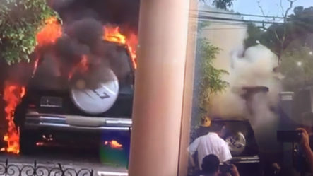 Captan En Video Momento En Que Una Jeepeta Se Prende En Fuego Dentro De Una Casa En Santiago