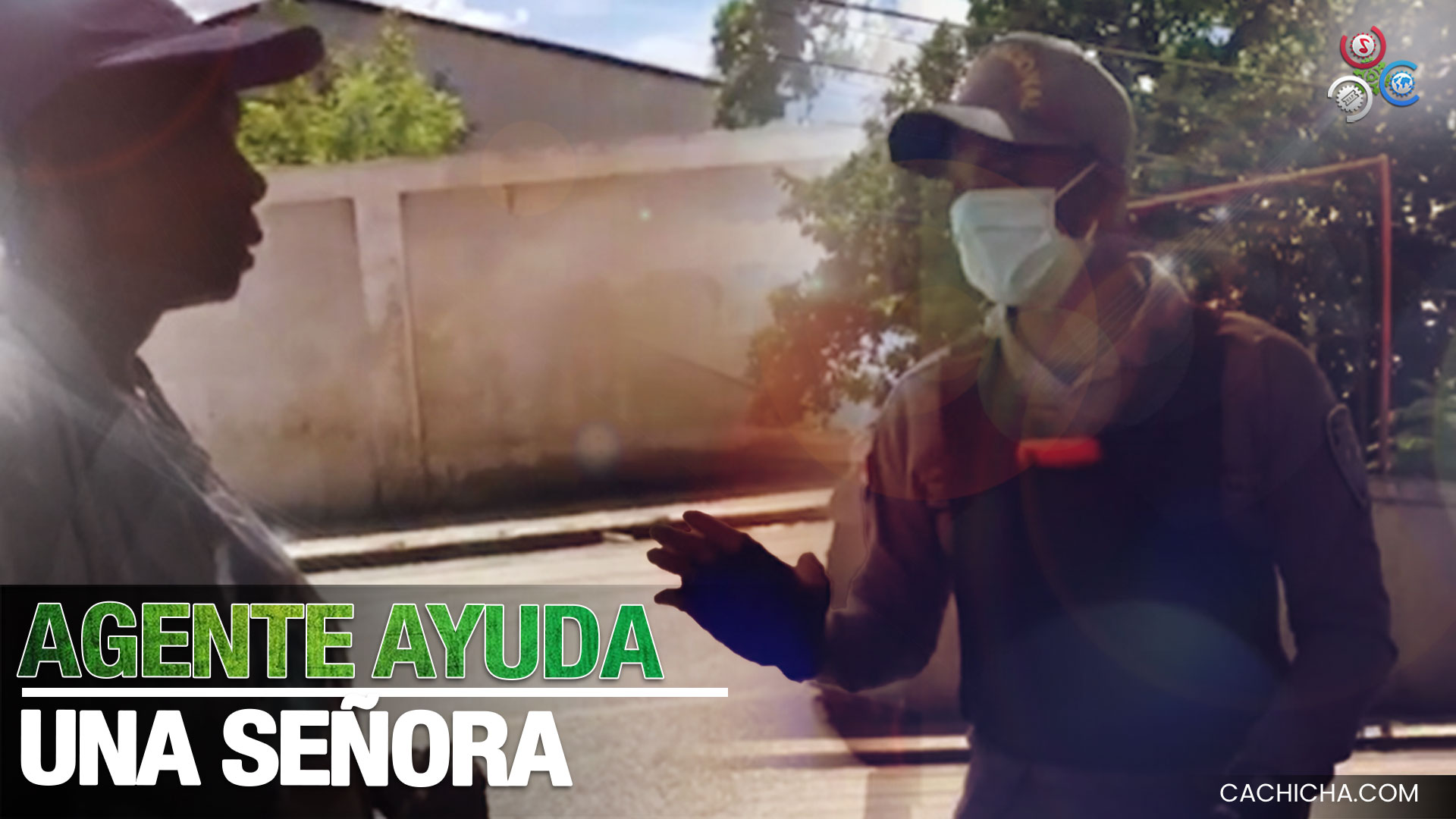 Agentes P.N. Le Reúnen Dinero A Una Señora Para Que Coma Y Regrese A Su Casa