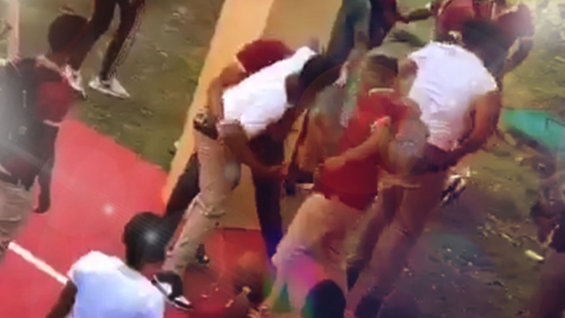 Estudiantes De Una Escuela Convierten La Cancha En Un Ring Y Se Van A La Trompá