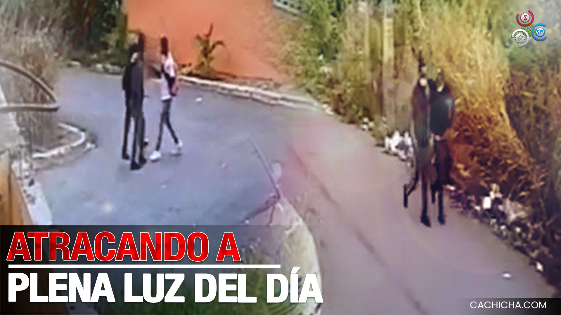 Momento En Que Dos Individuos Atracan Varias Personas A Pie En Villa Mella