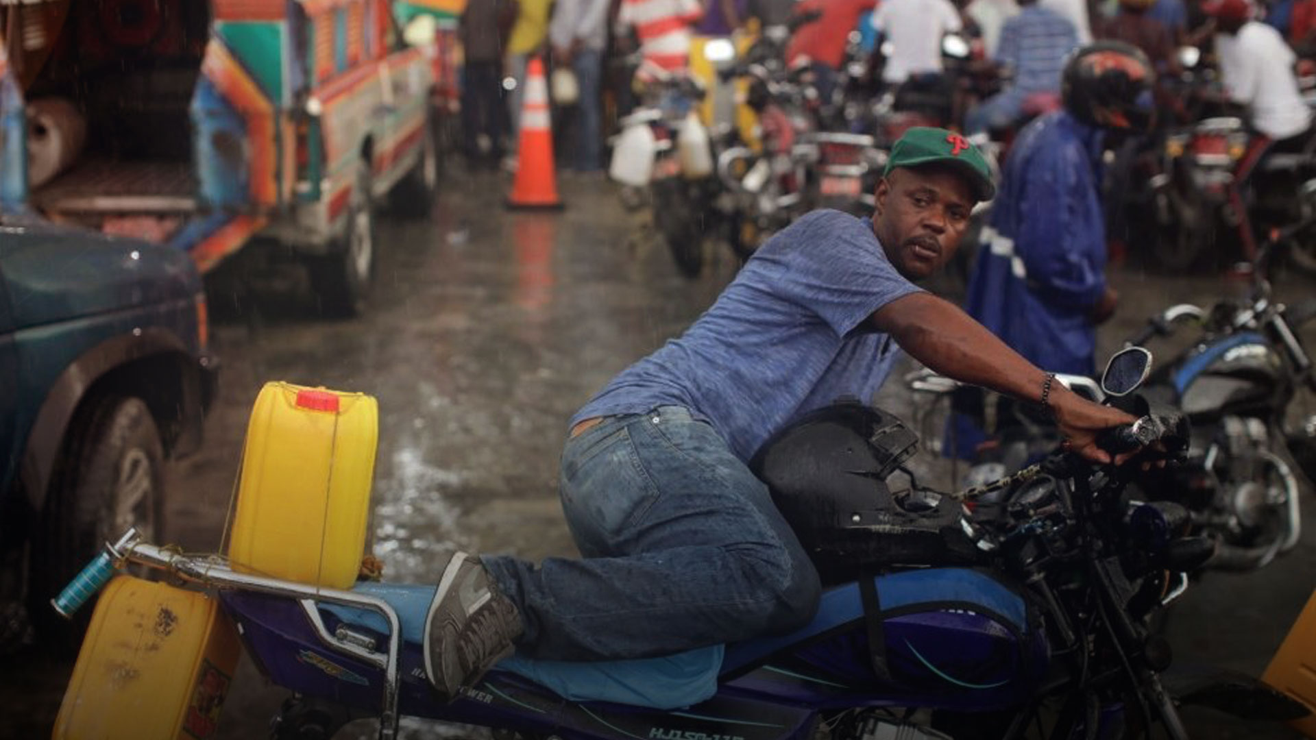 Abarrotadas De Haitianos Las Bombas De Combustibles Fronterizas Dominicanas 
