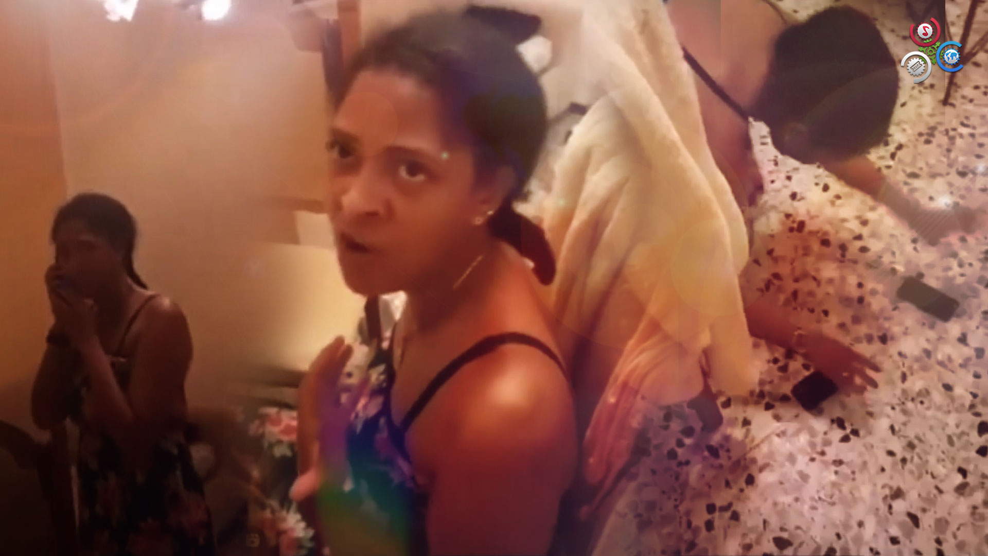 Hombre Le Pide El Celular A Su Esposa Y Ella Lo Estralla En El Suelo ¡No Creerás Lo Que Pasó! 