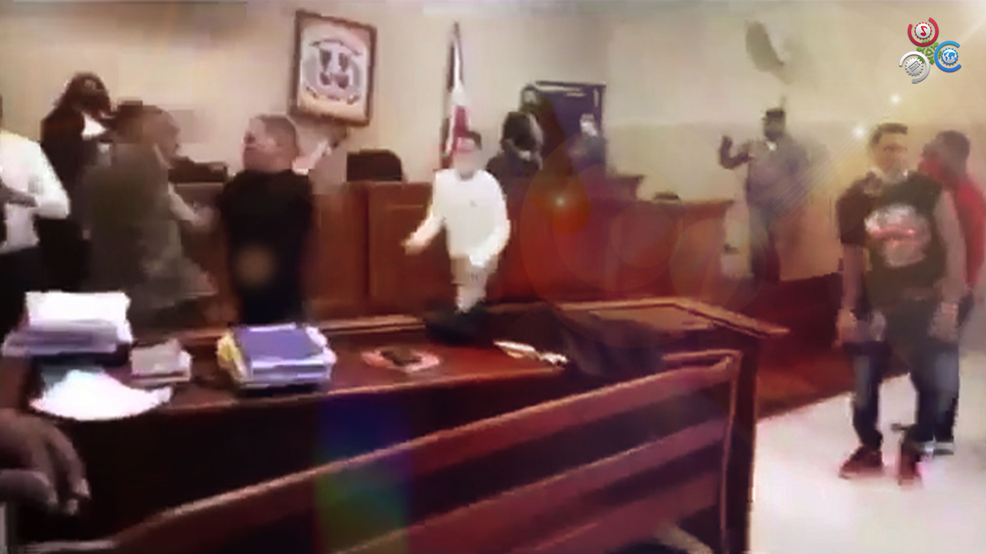 Captado En Cámara Momento En Que Delincuentes Se Van A La “trompa” Con Oficiales De La Policía En Pleno Palacio De Justicia