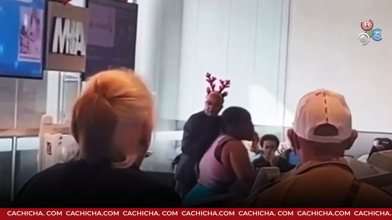 Mujer Enfurece Y Lanza Una Computadora A Empleada De Una Aerolínea En Miami