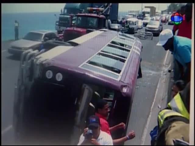 1 Muerto Y 14 Heridos En Accidente Entre Guagua Y Jeepeta En Santo Domingo #Video