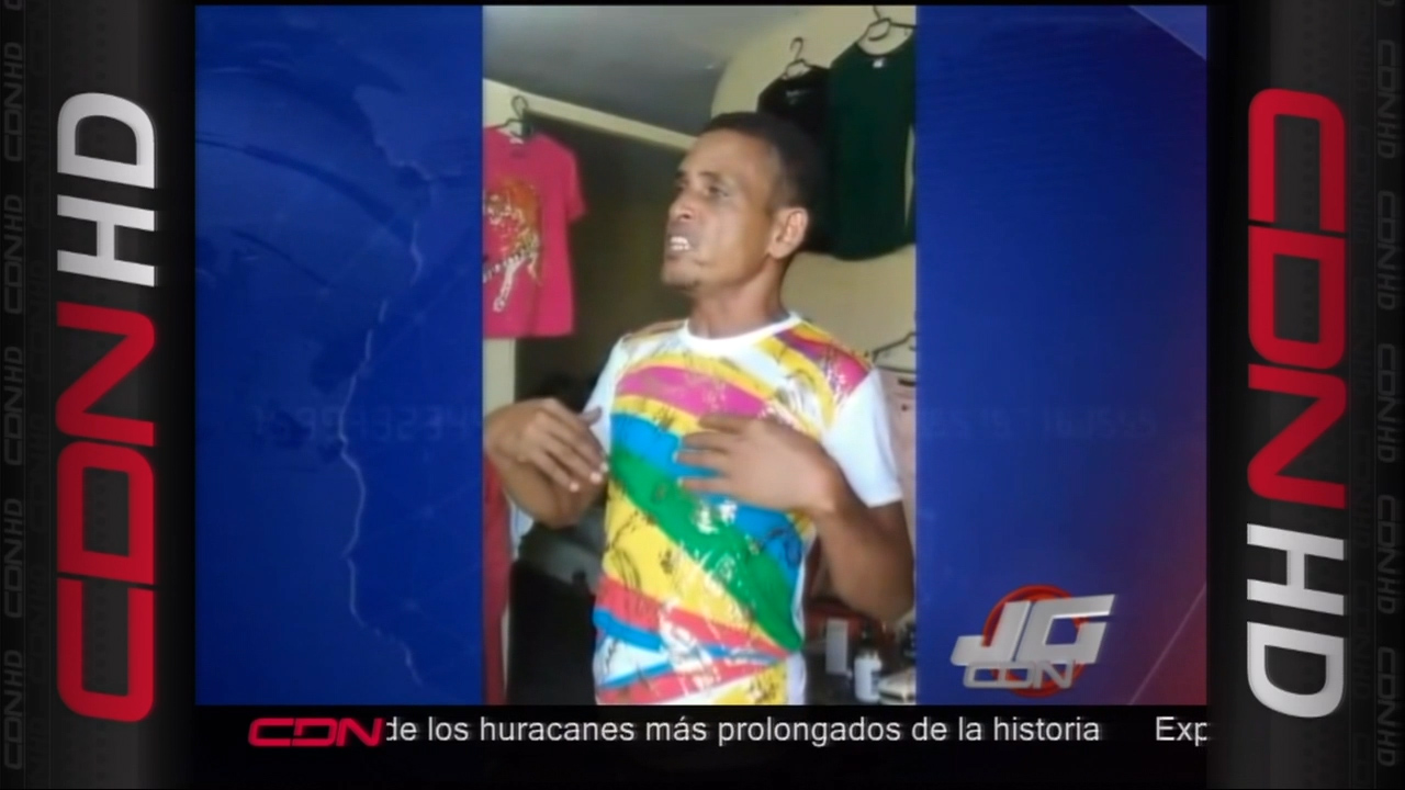 Vendedor De Ropa Denuncia Como Agentes De La DNCD Entraron A Su Tienda Destruyendo Todo A Su Paso