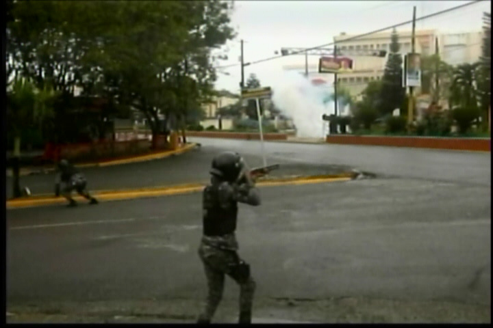 Policia Dispara Y Lanza Bombas A Estudiantes Exigen Protesta Renuncia Alcalde SFM #Video