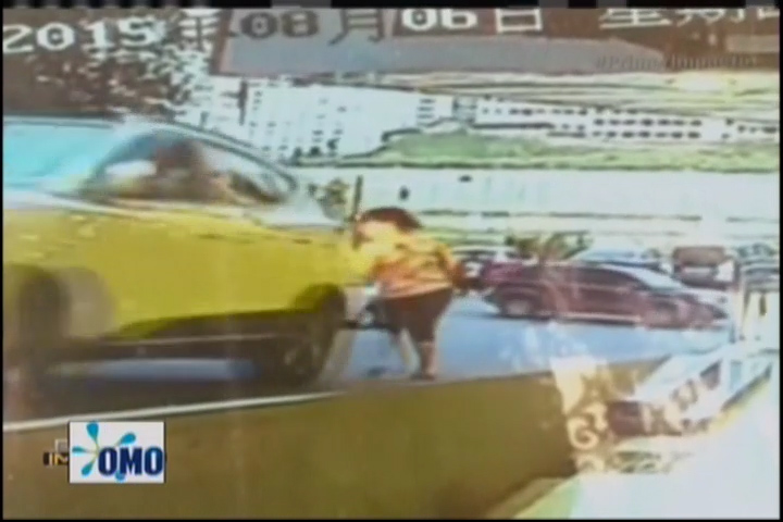 Captado En Video: Auto Impacta En Reversa A Una Mujer Y Varios Vehículos