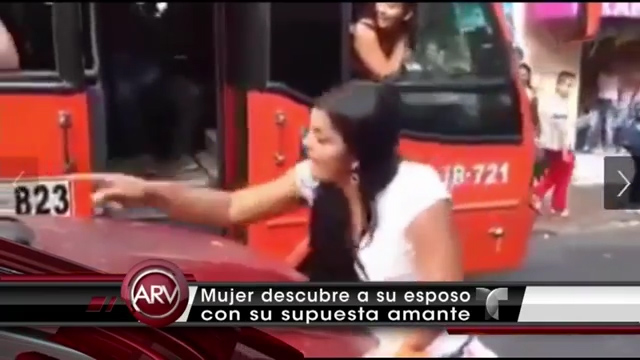Mujer En Colombia Enfrenta A Su Esposo Infiel En Plena Vía Pública