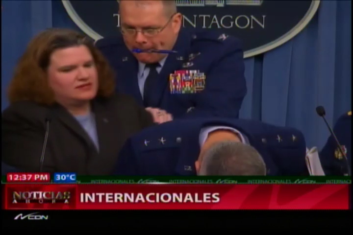 Mayor General De La Fuerza Aérea De EE.UU. Se Desmaya En Rueda De Prensa #Video
