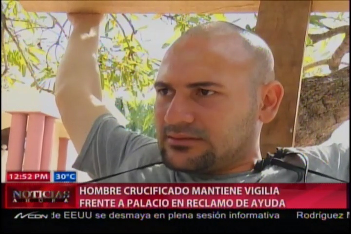 Hombre Crucificado Mantiene Vigilia Frente A Palacio Nacional En Reclamo De Ayuda #Video