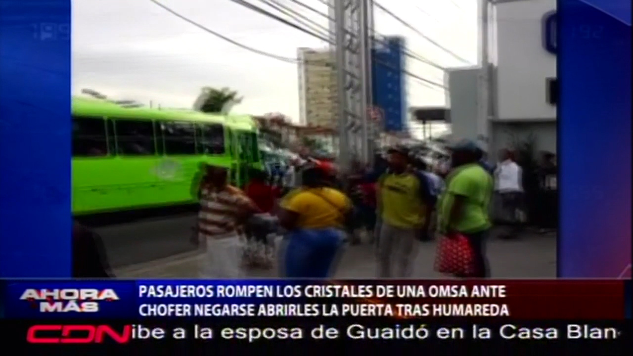 Pasajeros Rompen Los Cristales De Una OMSA Ante Chofer Negarse Abrirles La Puerta Tras Humareda